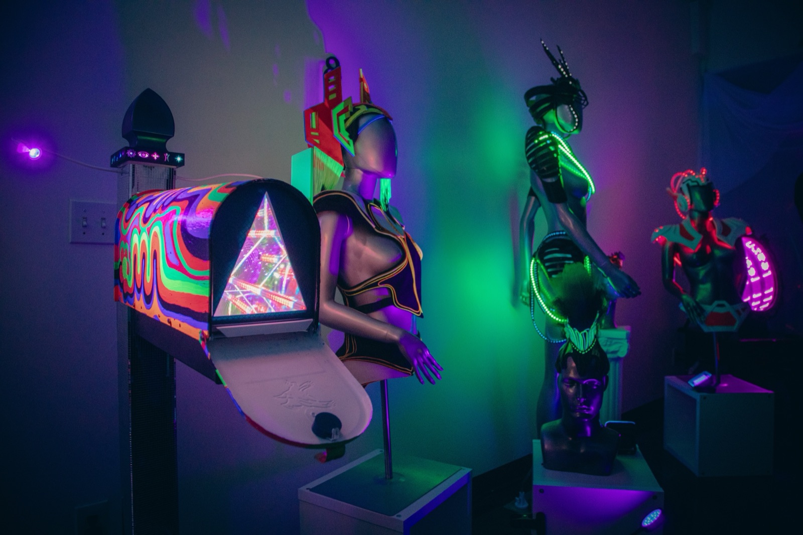 Interdimensional Mailbox – infinity mirror tunnel under UV light